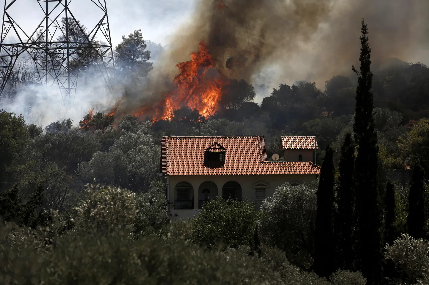 Tuletõrjujad summutavad ulatuslikke põlenguid Kreekas Kouvarases 17. juulil 2023.