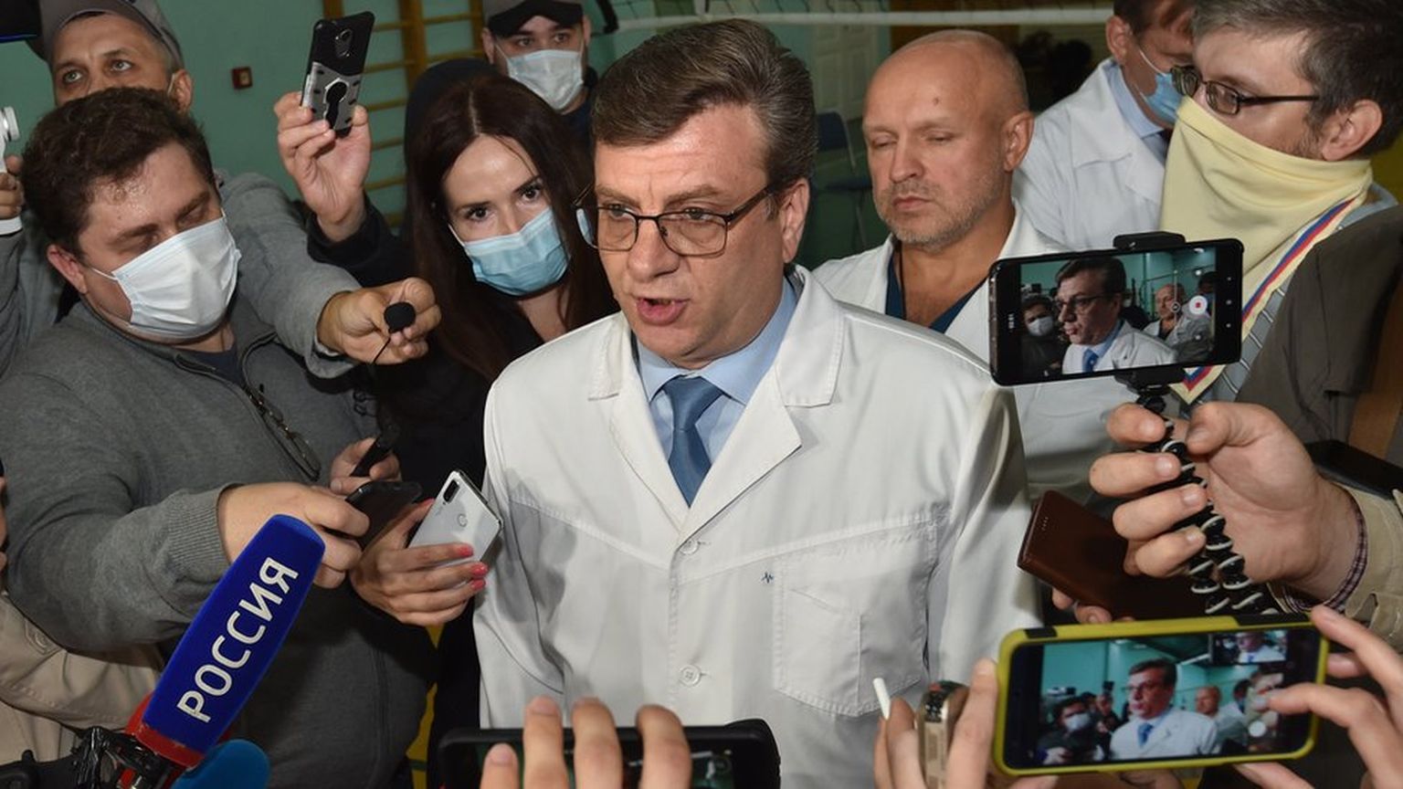 Мураховский был главврачом больницы скорой медицинской помощи №1 Омска, когда туда привезли отравленного Навального, и именно он рассказывал о его состоянии журналистам