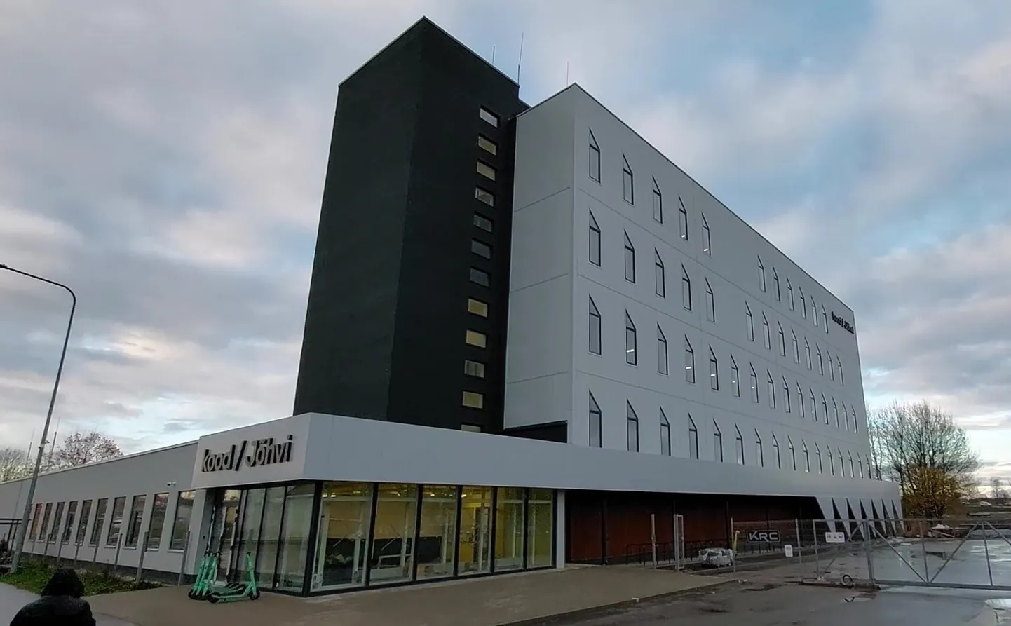 Tehnoloogiakooli uus õppehoone asub Jõhvi mikrorajoonis aadressil Tartu põik 2 olnud kunagises sidemajas, mis ehitati põhjalikult ümber.