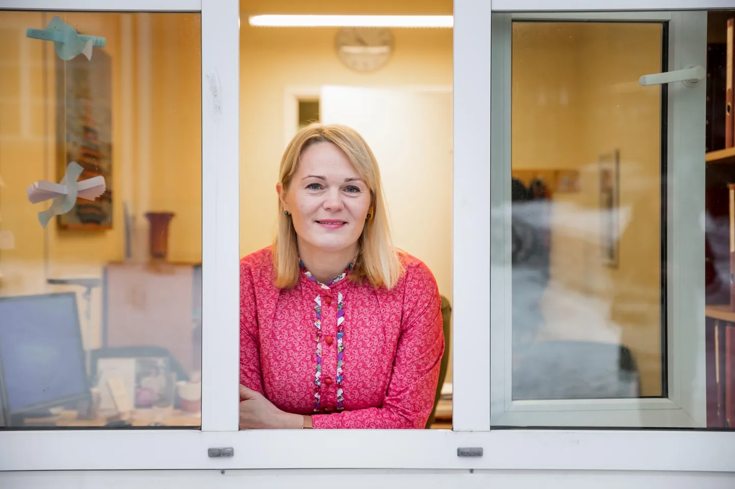 Kihnu kooli direktor Jana Ruubel ehk kihnlastele Männi Jana juhib kooli ja lasteaeda saarel 2020. aastast.