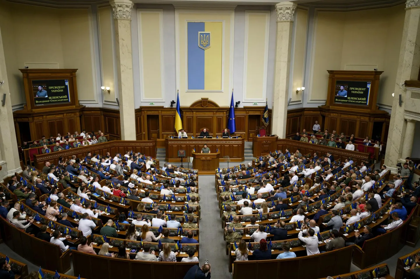 Ukraina president Volodõmõr Zelenskõi kõneleb raada istungisaalis eelmise aasta juunis Ukraina põhiseaduse päeval. 