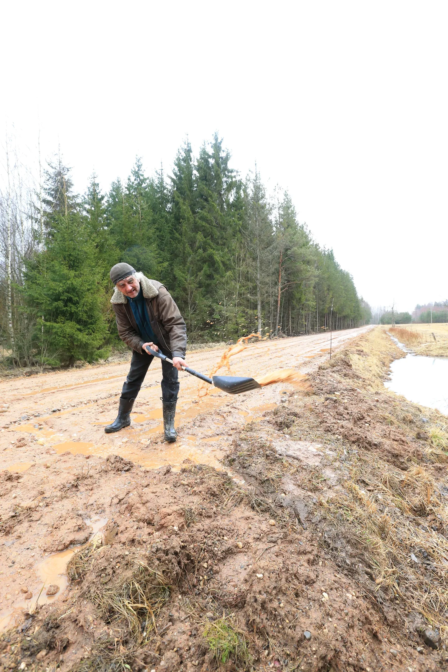 Et olukorda natukegi parandada, on Haavametsa küla mees Urmas Muug kaevanud riigi teesse väikesed kraavid. Palju neist abi pole, aga suurema vee juhivad need teelt siiski minema.