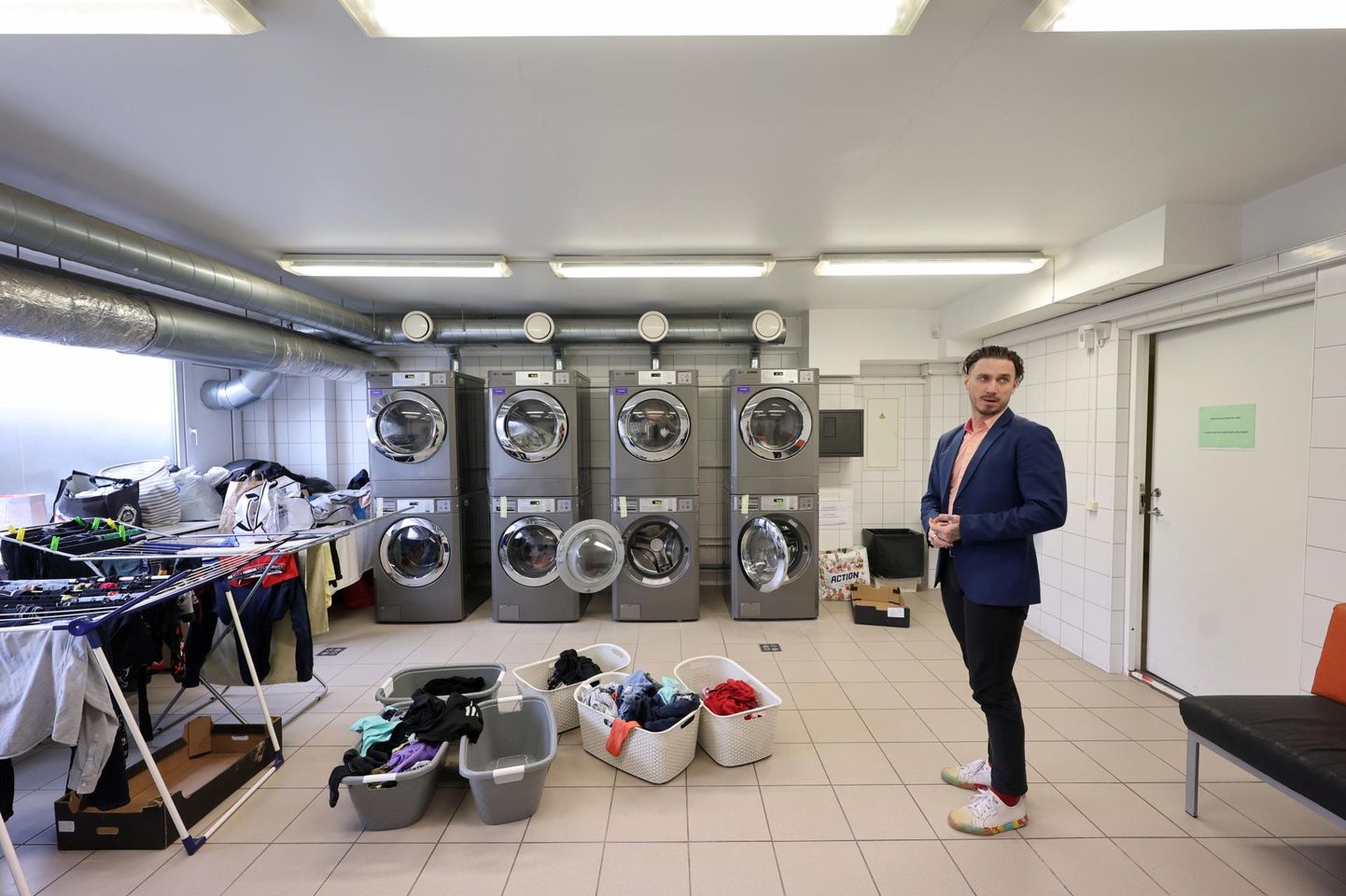 Eile pärastlõunal näitas OÜ Torni Hostel juhatuse liige Roland Aik Kask, kui kiired on uued pesumasinad: elanikud pole juba korvides ootavale puhtale pesule veel järelegi jõudnud, kui uus pesu on juba masinas.