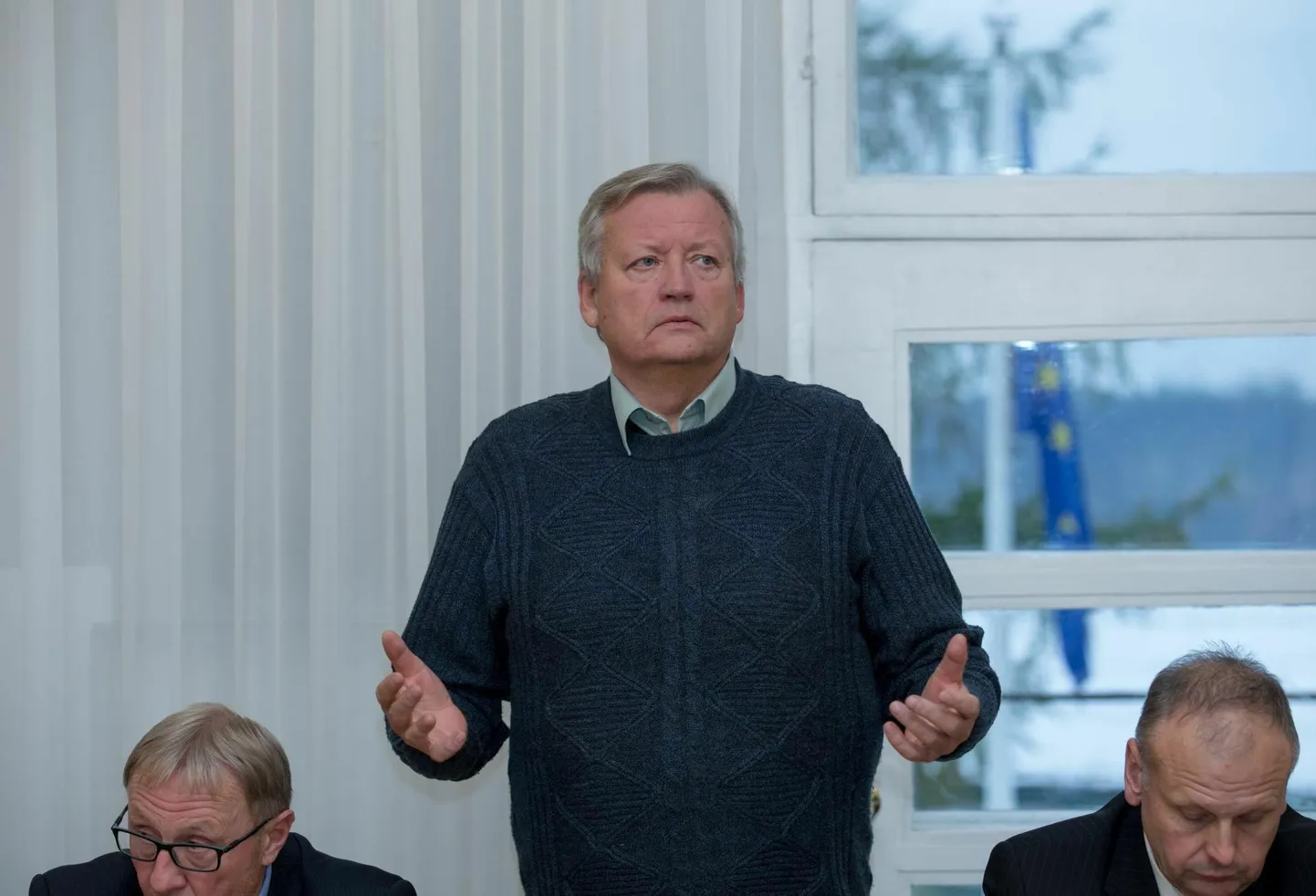 Viljandi linnavolikogu aseesimees Peep Aru möönis, et kahjuks on Reformierakonna tegevuses olnud möödalaskmisi ja tipptasemel halvasti ütlemisi. "Seega vahetuse päev läheneb ja päris kiires tempos," viitas ta peaminister Kaja Kallase luigelaulule.