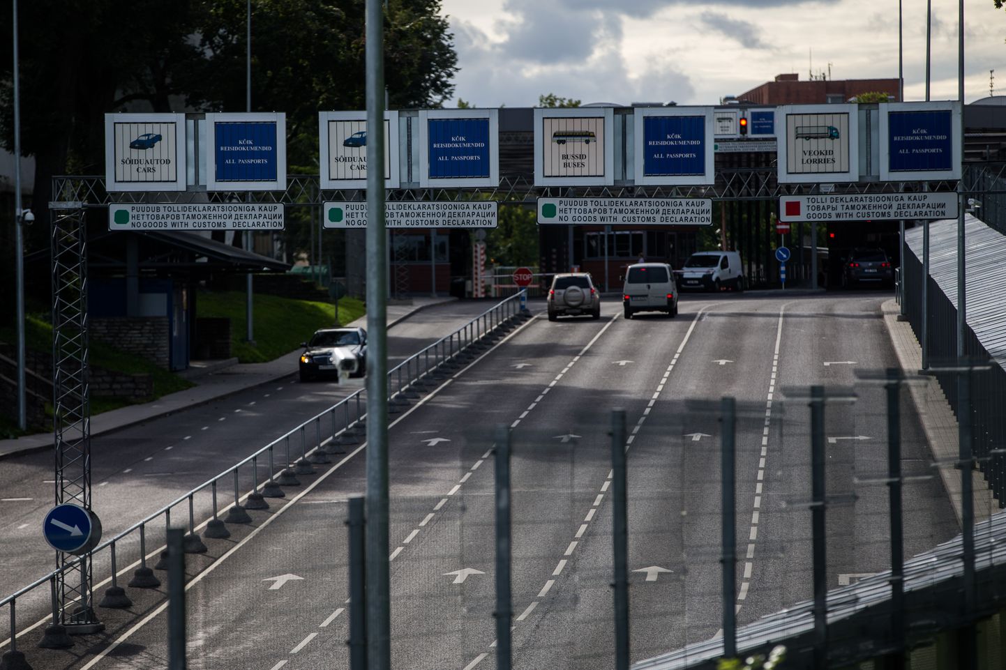 Narva piiripunkti läbimiseks on eraldi rajad sõidukitele, bussidele ja veoautodele.