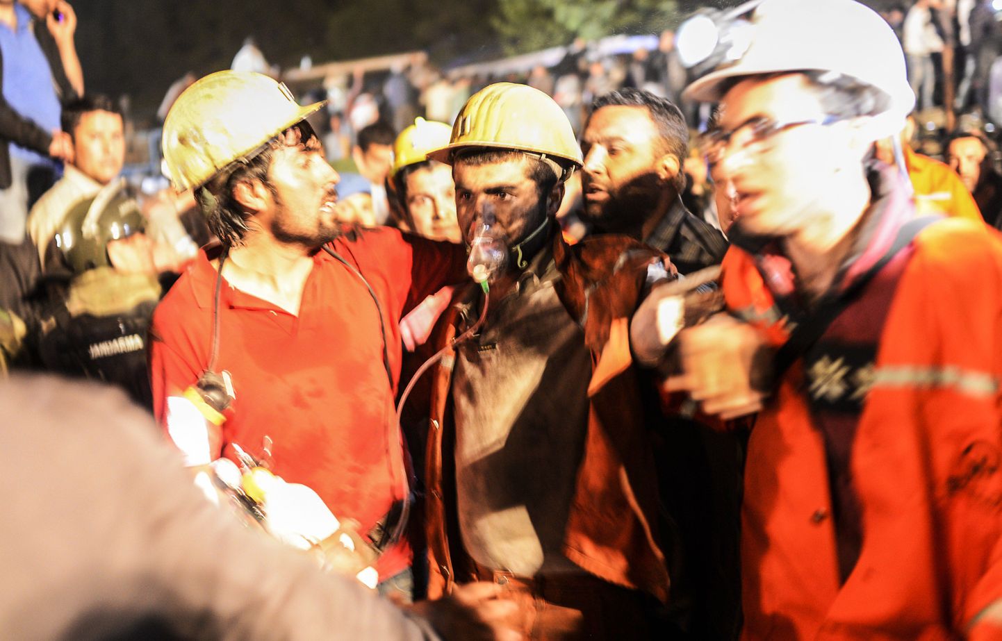 Число жертв при взрыве на шахте в Турции превысило 300.