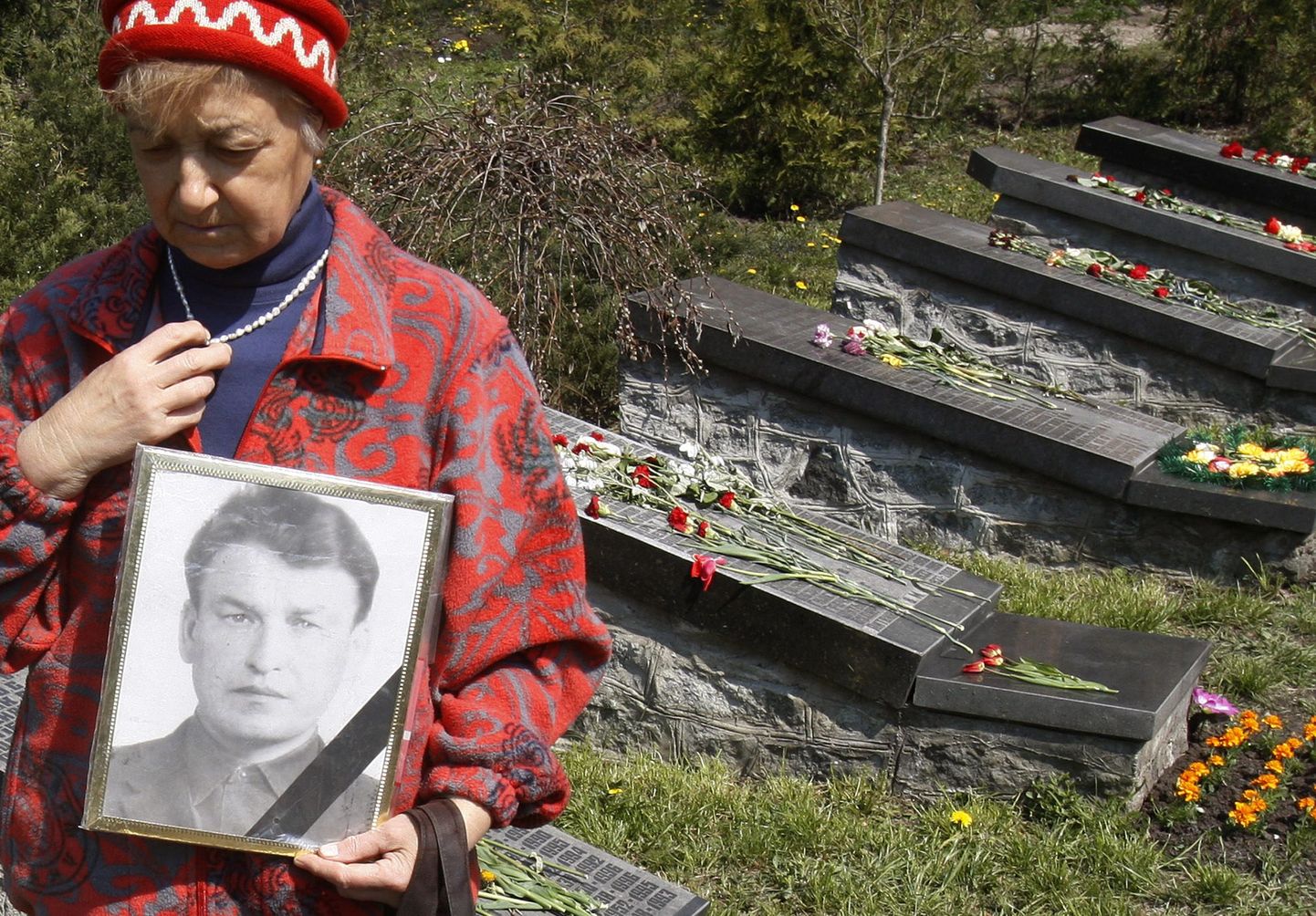 Naine Tšernobõlis surma saanud abikaasa pildiga.