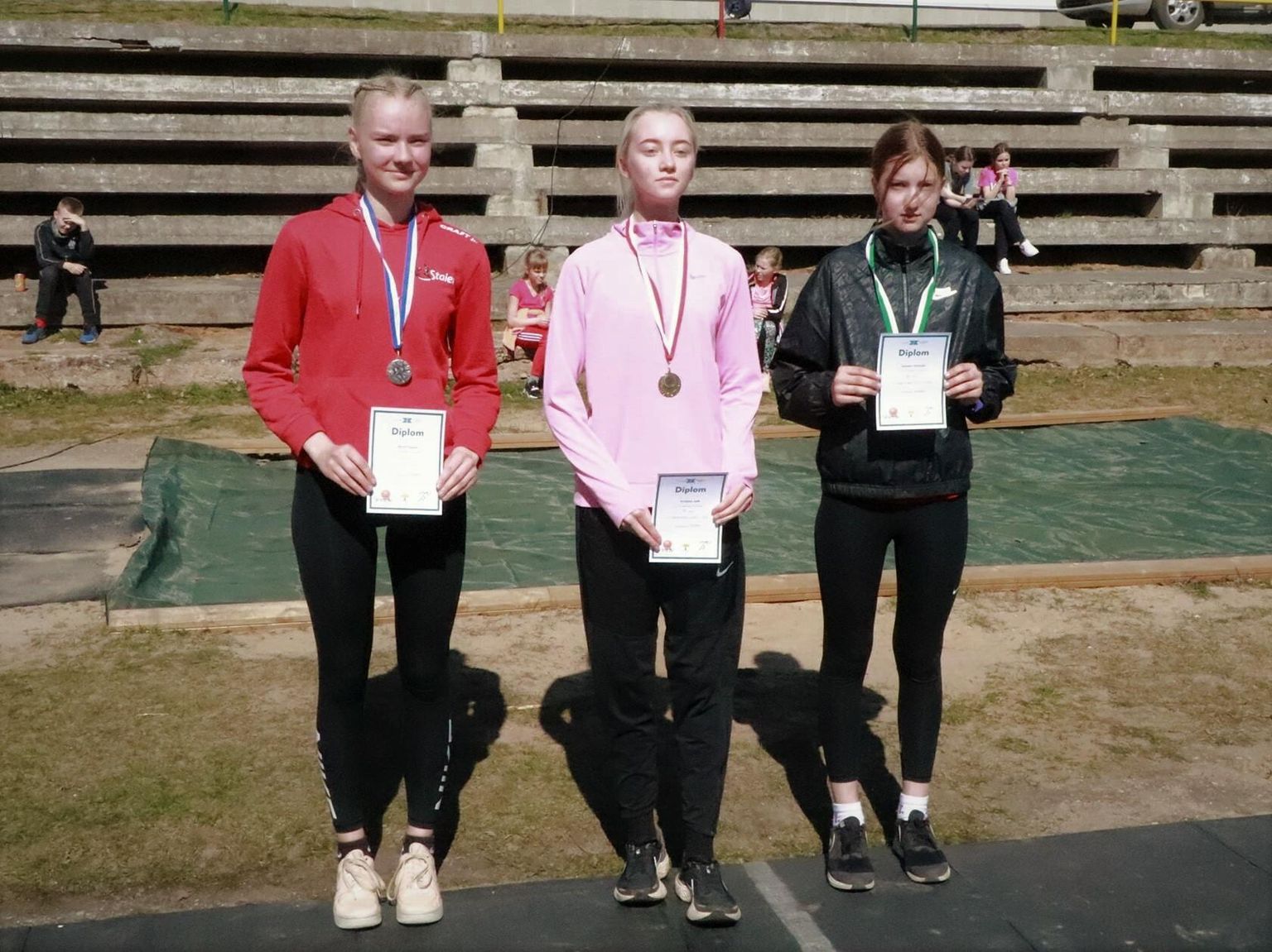 39. Hubert Pärnakivi jooksu kuuenda kuni üheksanda klassi tüdrukute esikolmik: keskel võitja Kristiina Jakk, vasakul teise koha omaik Merili Käsper ja paremal kolmanda koha saanud Karmen Valmsen.