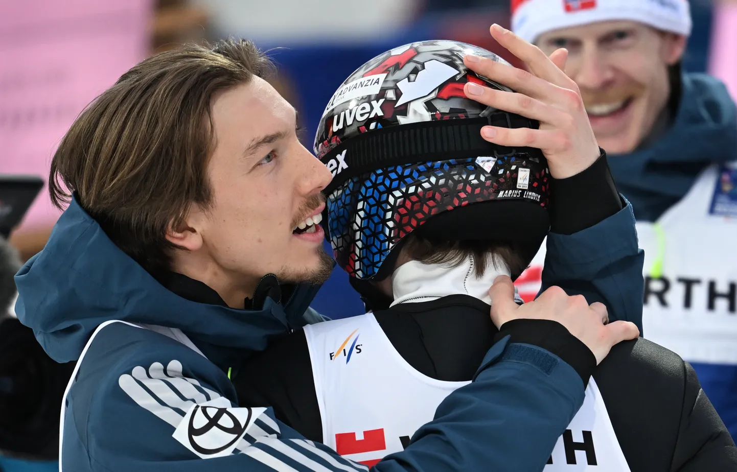 Johann Andre Forfang (vasakul) embab suure mäe võistlusel Marius Lindvikki.