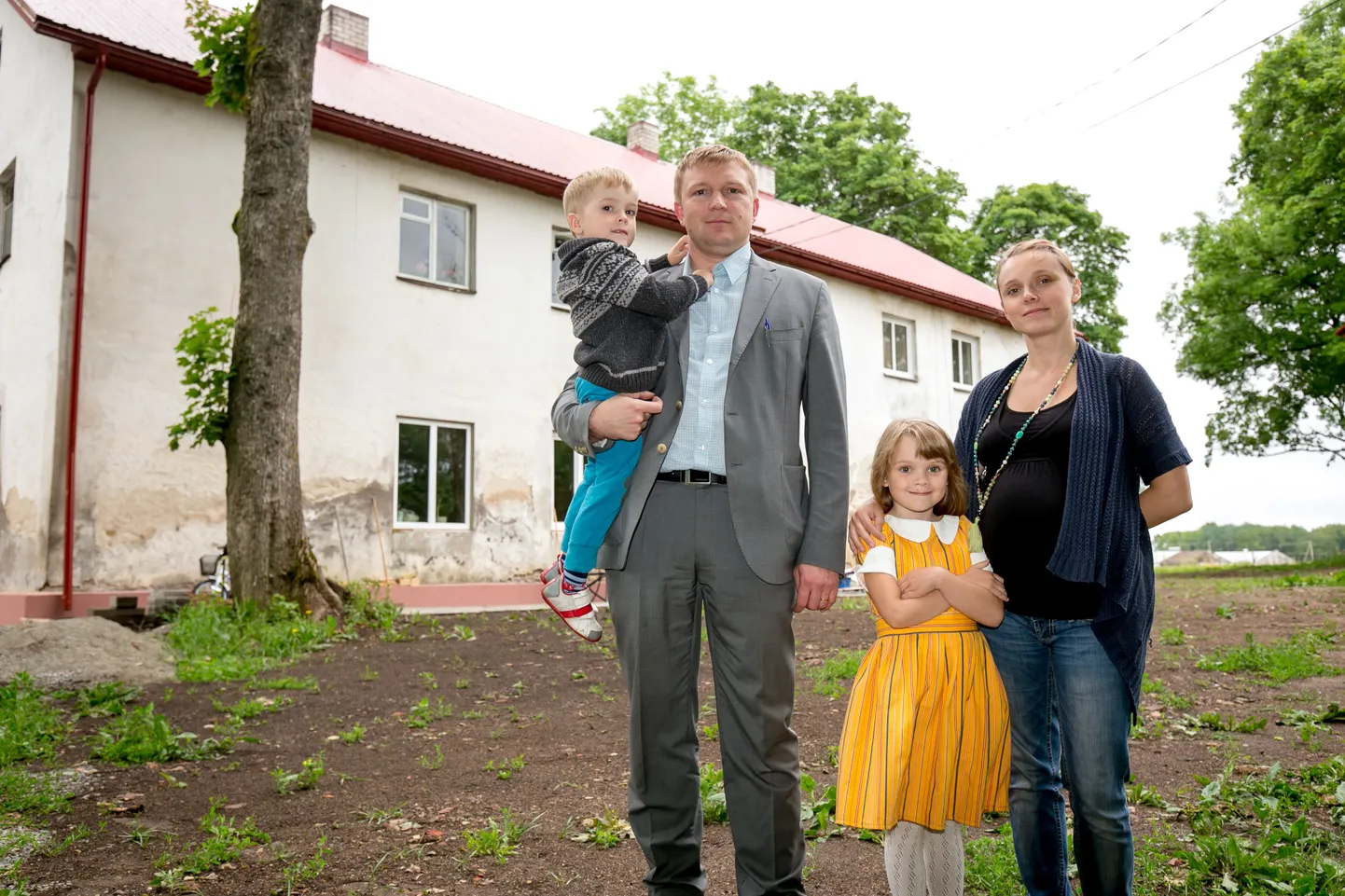 Pikkmetsade pere
vanuselt kolmas laps, Koonga vallavanem Mikk Pikkmets koos abikaasa Maarja
ning laste Maia ja Morrisega.