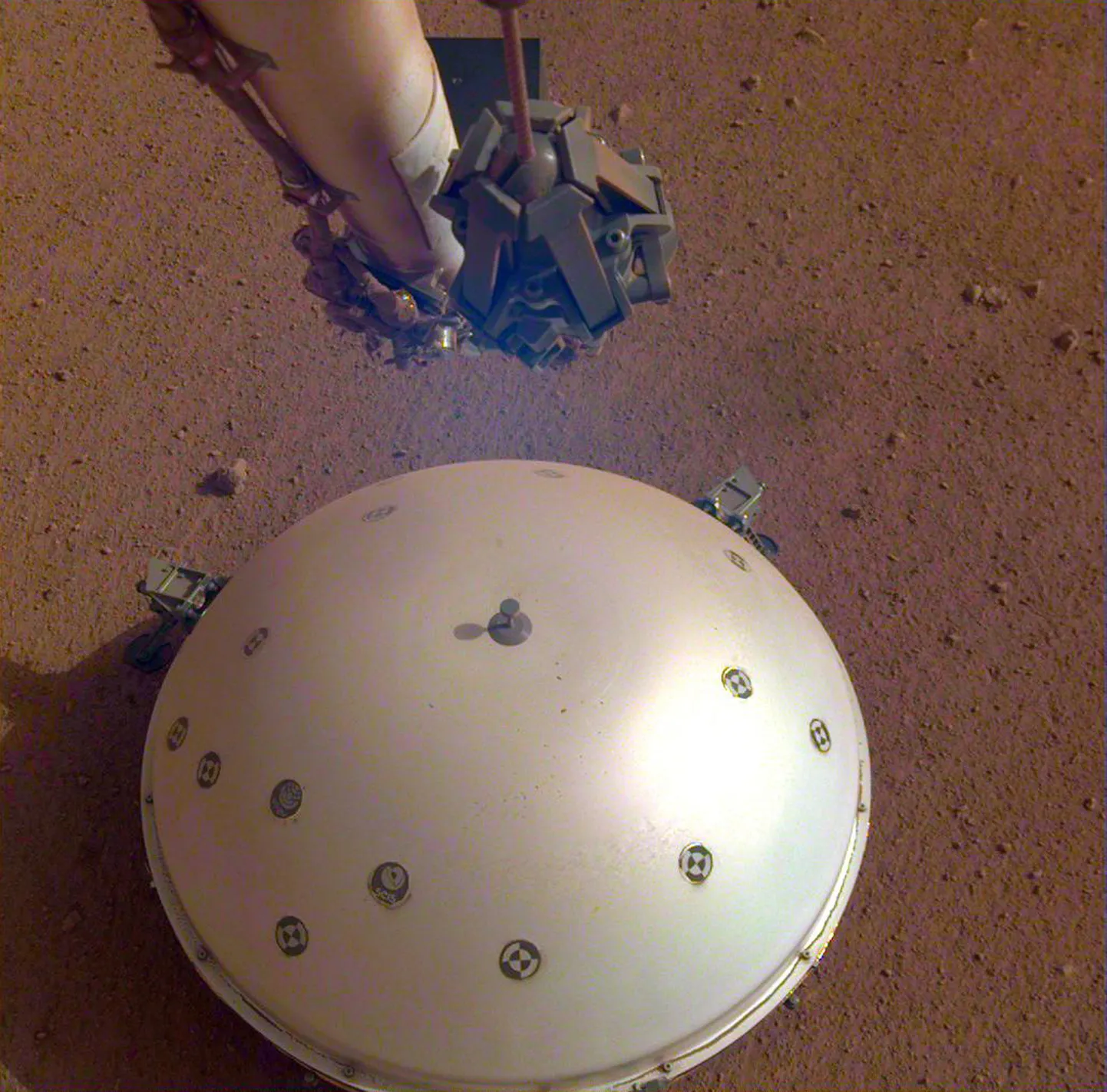 NASA zondes "InSight" seismometrs.