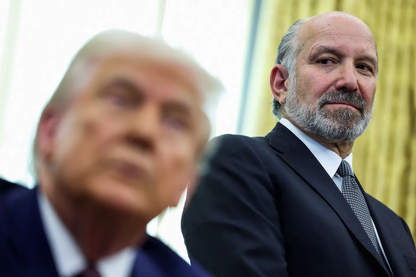 USA kaubandusminister Howard Lutnick vaatamas president Donald Trumpi allkirjastamas vastastikuste tariifide kohta käivaid täidesaatvaid korraldusi Washingtonis 13. veebruaril 2025.
