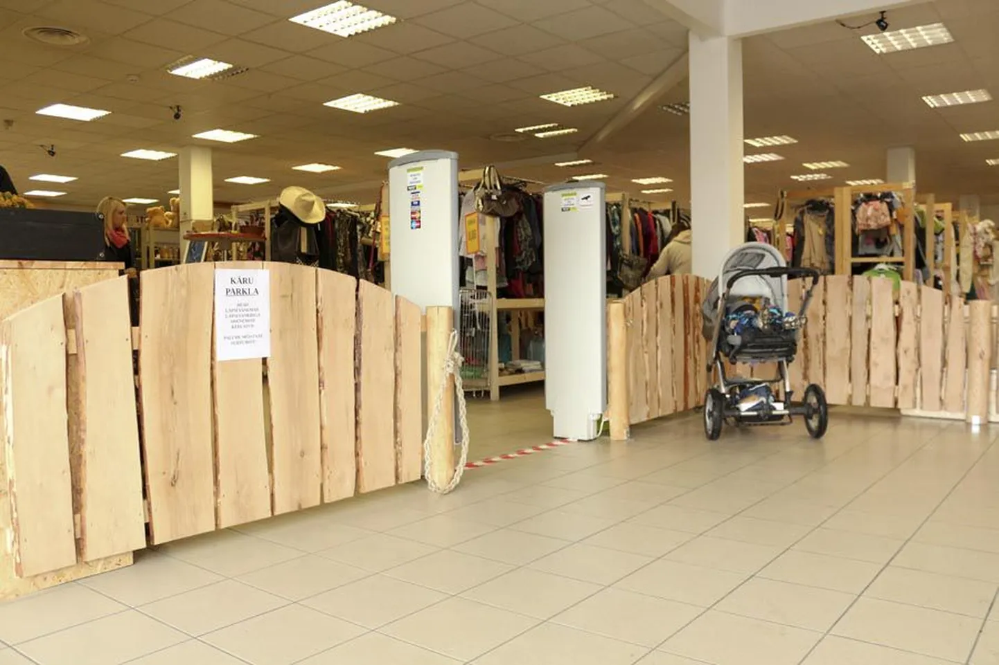 Viljandi taaskasutuskeskuses Sahtel annab silt teada, et lapsekäruga poodi siseneda ei tohi ja see tuleb jätta eesruumis oleva värava taha. Võimalus on ka põnnid ostlemise ajaks mängunurka jätta.
