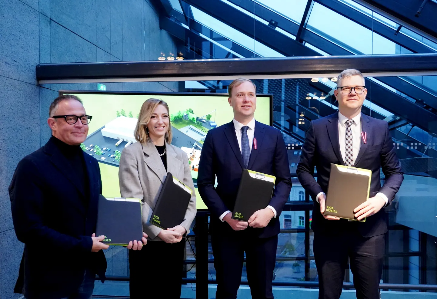 Latvijas Filmu Servisa Producentu Asociācijas valdes loceklis Jānis Kalējs (no kreisās), kultūras ministre Agnese Lāce, ekonomikas ministrs Viktors Valainis, un Rīgas domes priekšsēdētājs Vilnis Ķirsis piedalās pasākumā Rīgas domē, kura laikā tiek parakstīts sadarbības memorands par jauna multimediju (kino) nozares infrastruktūras pakalpojumu centra "Riga stage" izveidi.