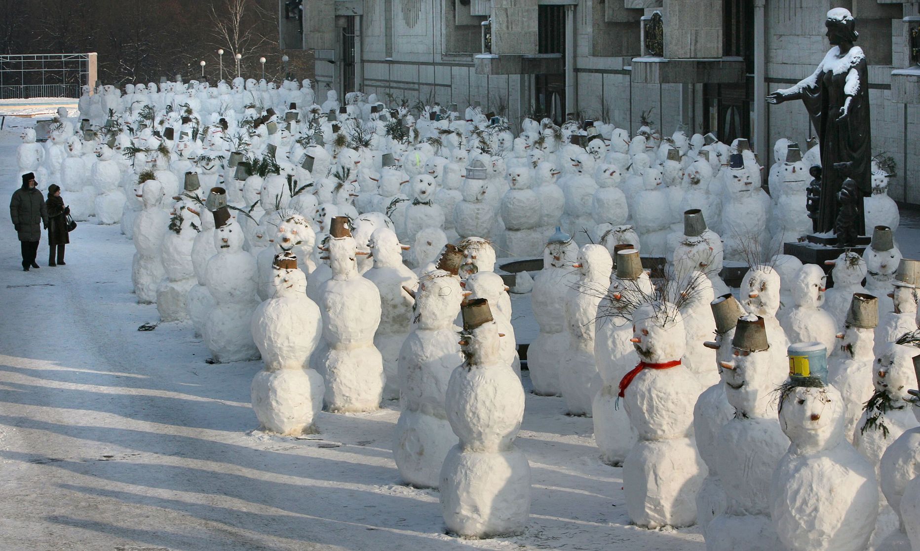 Снеговей. Парад снеговиков в Кузьминском парке. Шествие снеговиков. Армия снеговиков. Много снеговиков.