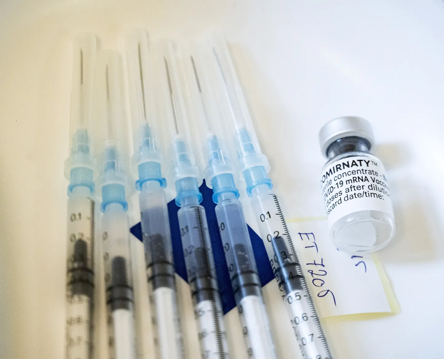 Süstlad Pfizer-BioNtechi toodetava Cominarty vaktsiiniga.