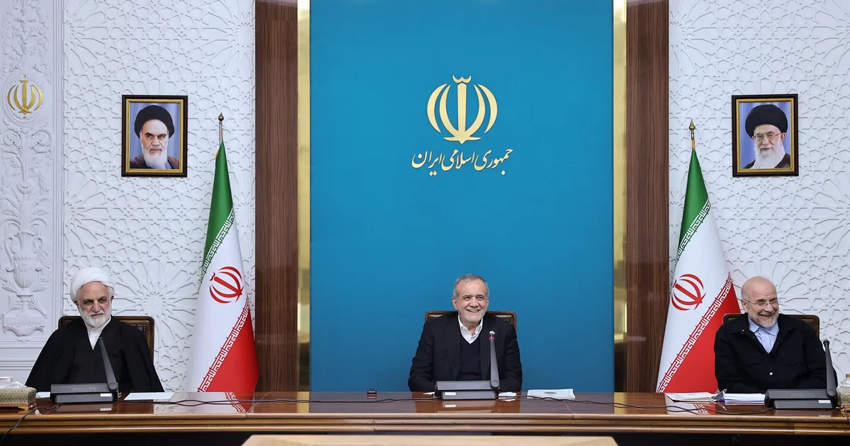 Iisrael ja Ameerika Ühendriigid teatasid laupäeval Iraani kõrge juhi ajatolla Ali Khamenei tapmisest. Uue juhi valimiseni valitseb riiki aga kolmeliikmeline aju