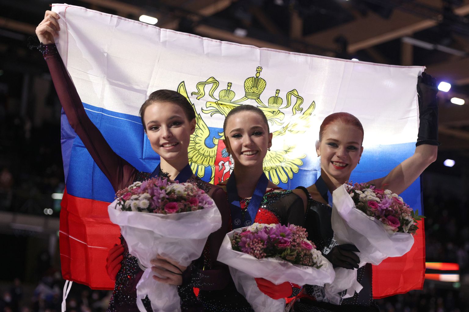 Eilsed medalivõitjad naiste üksiksõidus alustades vasakult: Anna Štšerbakova, Kamilla Valijeva ja Aleksandra Trusova.