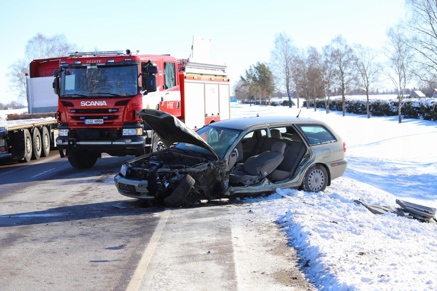 Volvo sõiduauto purunes kokkupõrkel veoautoga.