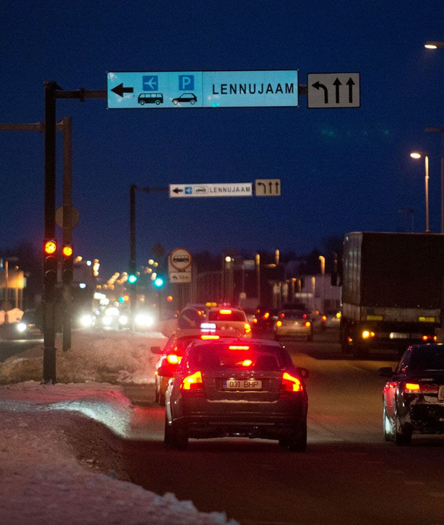 Liiklusummikud Tartu maantee alguses lennujaama juures.