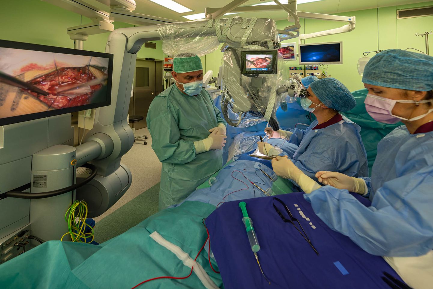 Opereerivad neurokirurgid dr Tarmo Areda ja dr Sevgi Sarikaya-Seiwert
