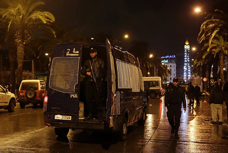 Tunisijā ārkārtas stāvoklis - uzspridzināts autobuss ar prezidenta apsargiem 