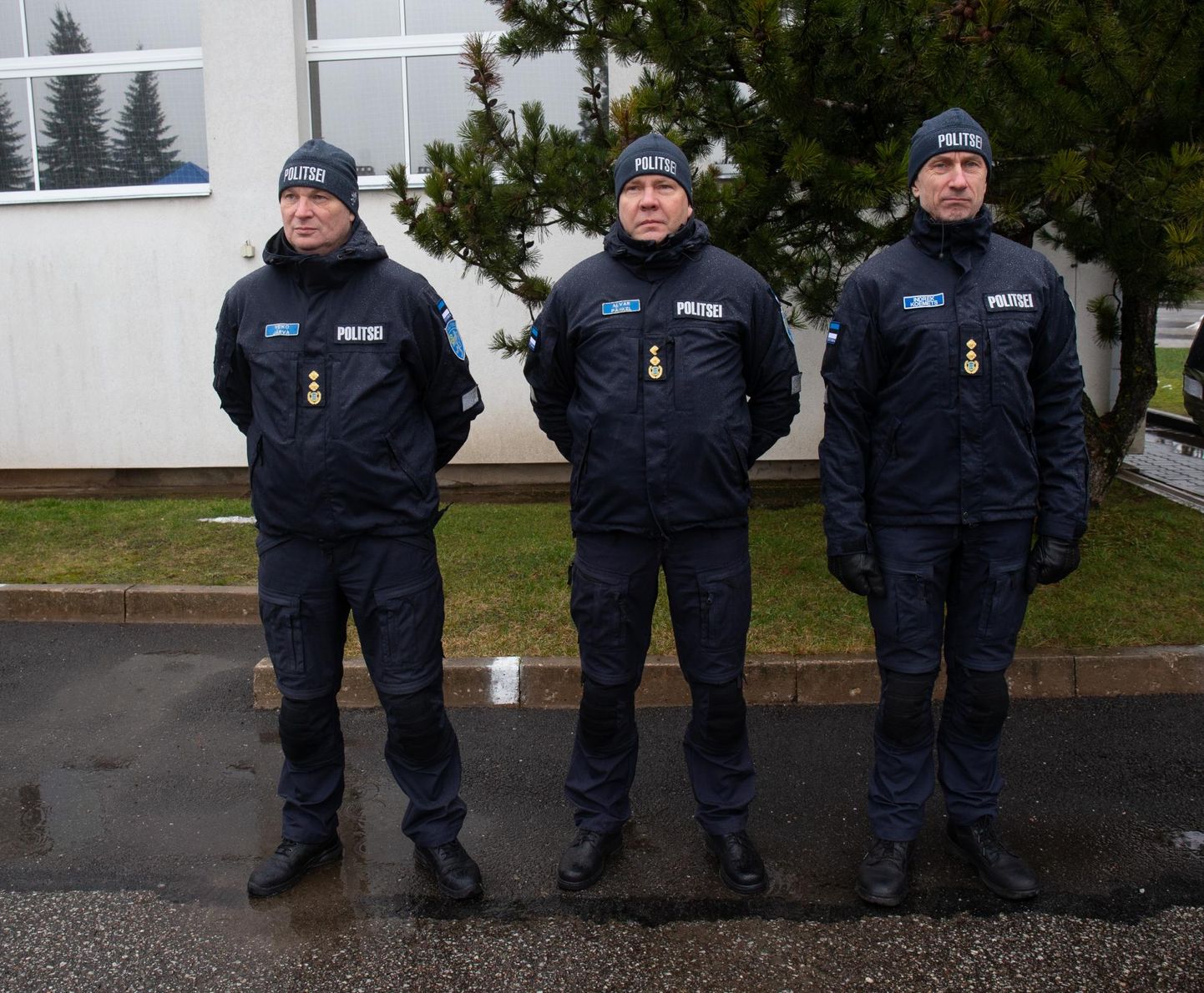 Kuu aega tagasi seisis Alvar Pähkel (keskel) koos teiste prefektuuri juhtidega Viljandi politseimaja ees, et anda siinsetele tublimatele töötajatele aukiri või aumärk. Nüüd on Pähkel üks jaoskonna töötajatest. Pildil on tema kõrval Veiko Järva (vasakul) ja Indrek Koemets.