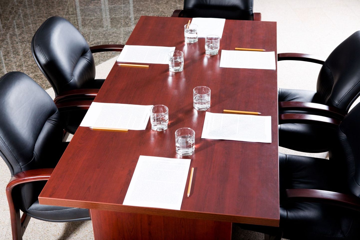 Koosolekute laud on kui tänapäeva lõke, mille ümber rituaalseid struktuurimuudatusi arutatakse.