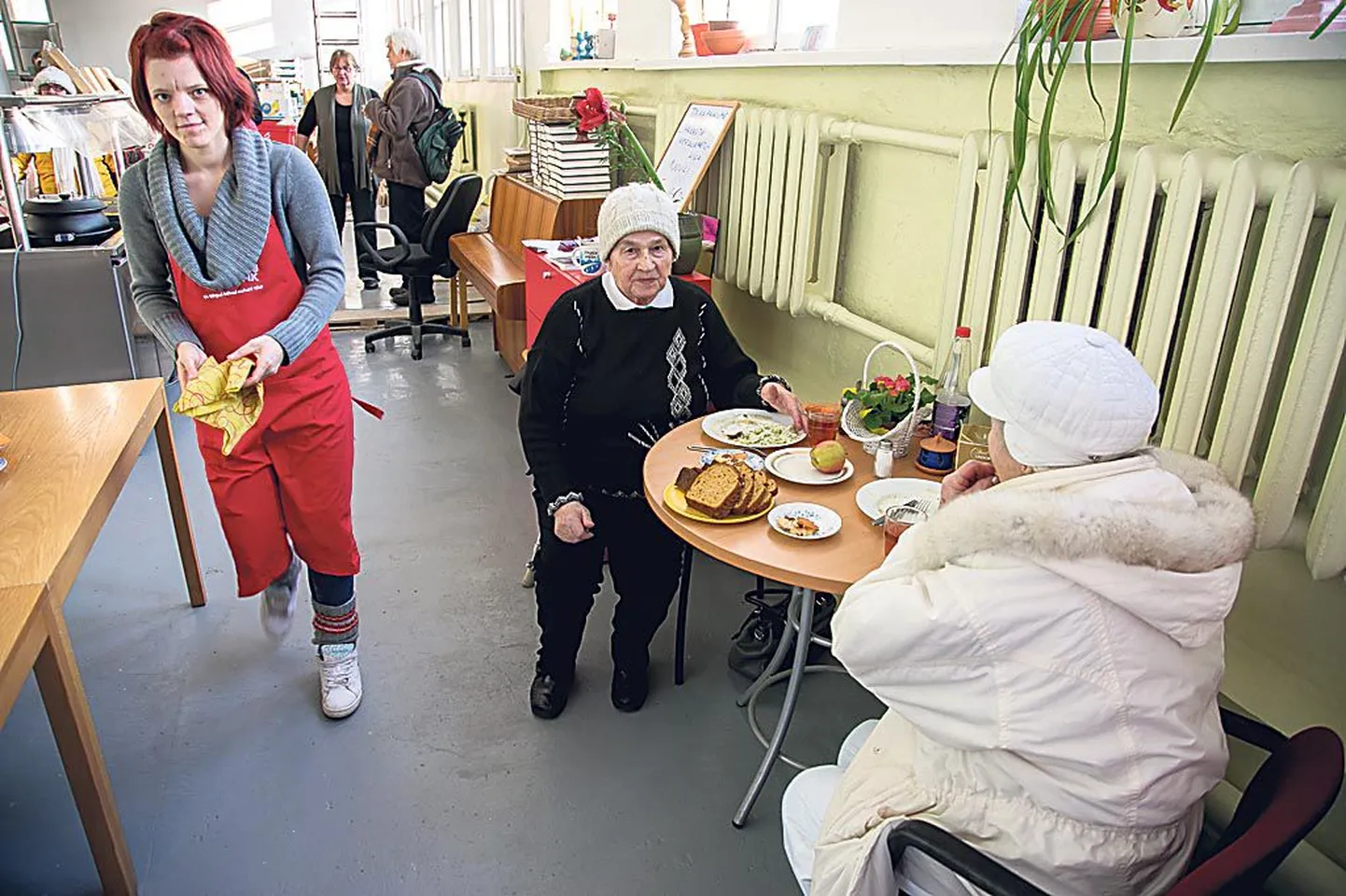 Vabatahtlik abiline Evely Saarman seisis üleeile hea selle eest, et kõik sotsiaalkohvikus sujuks ja külastajad end hästi tunneksid.