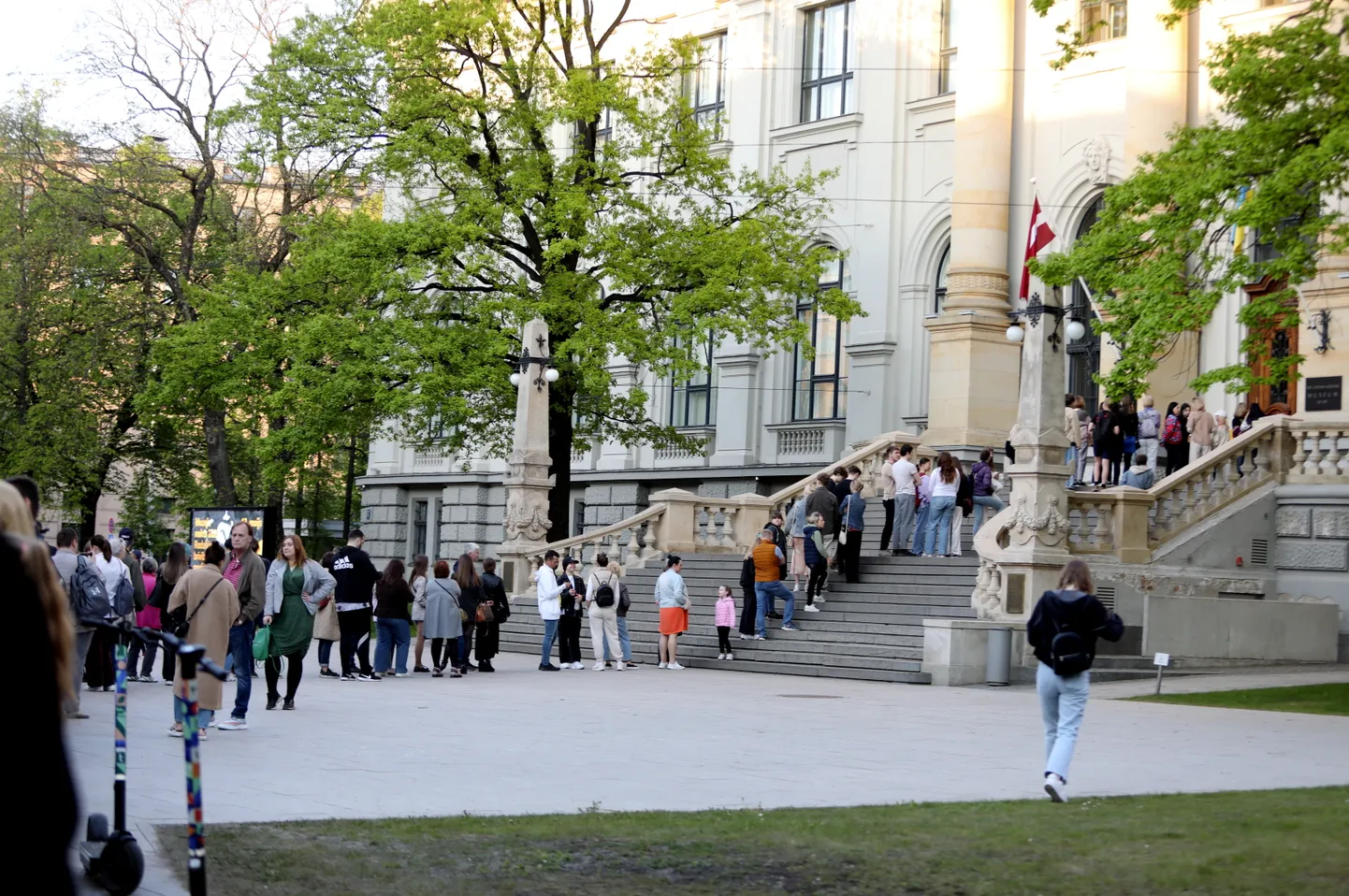 Cilvēku rinda uz Latvijas Nacionālo mākslas muzeju akcijas "Eiropas Muzeju nakts" laikā.