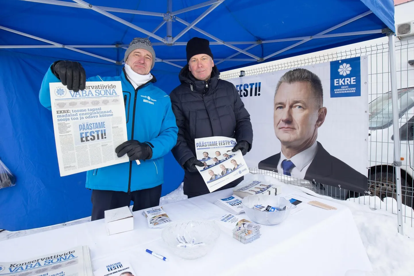 Rein Suurkask (vasakul) nentis kolmapäeva pärastlõunal, et tunne on närune ning rääkimist ja arutamist on teiste EKRE liikmetega ööpäeva jooksul olnud väga palju. Pildil Suurkask koos Kalle Kivistikuga eelmise aasta veebruaris valimiskampaaniat tegemas.