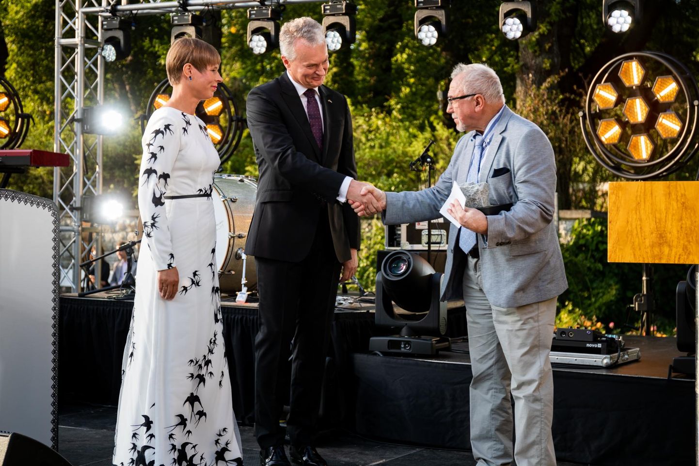 President andis Rein Veidemannile tänukivi üle teisipäeva õhtul Kadriorus toimunud vastuvõtul.