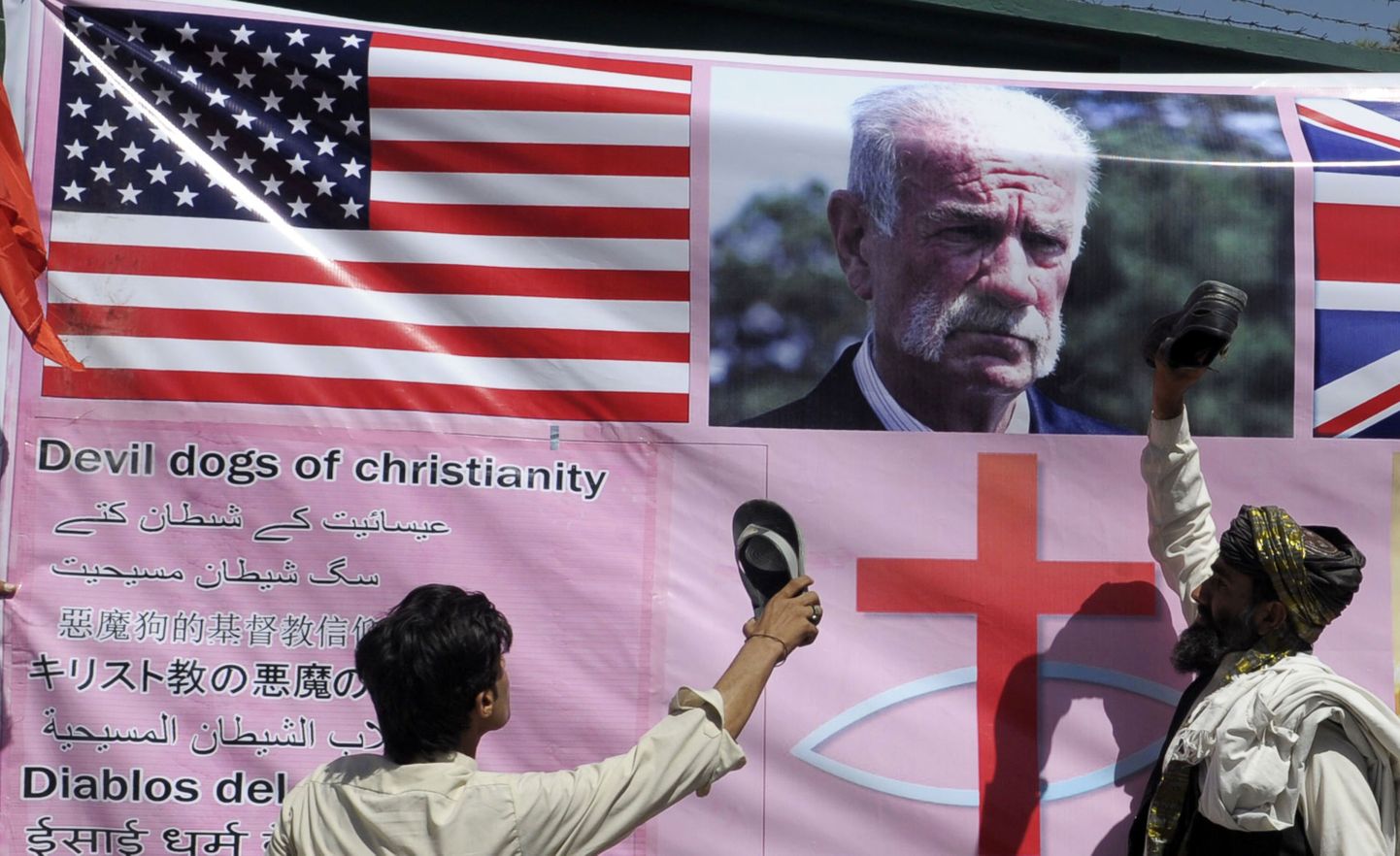Vihased Pakistani moslemid Florida pastori Terry Jonesi pildiga plakati juures.