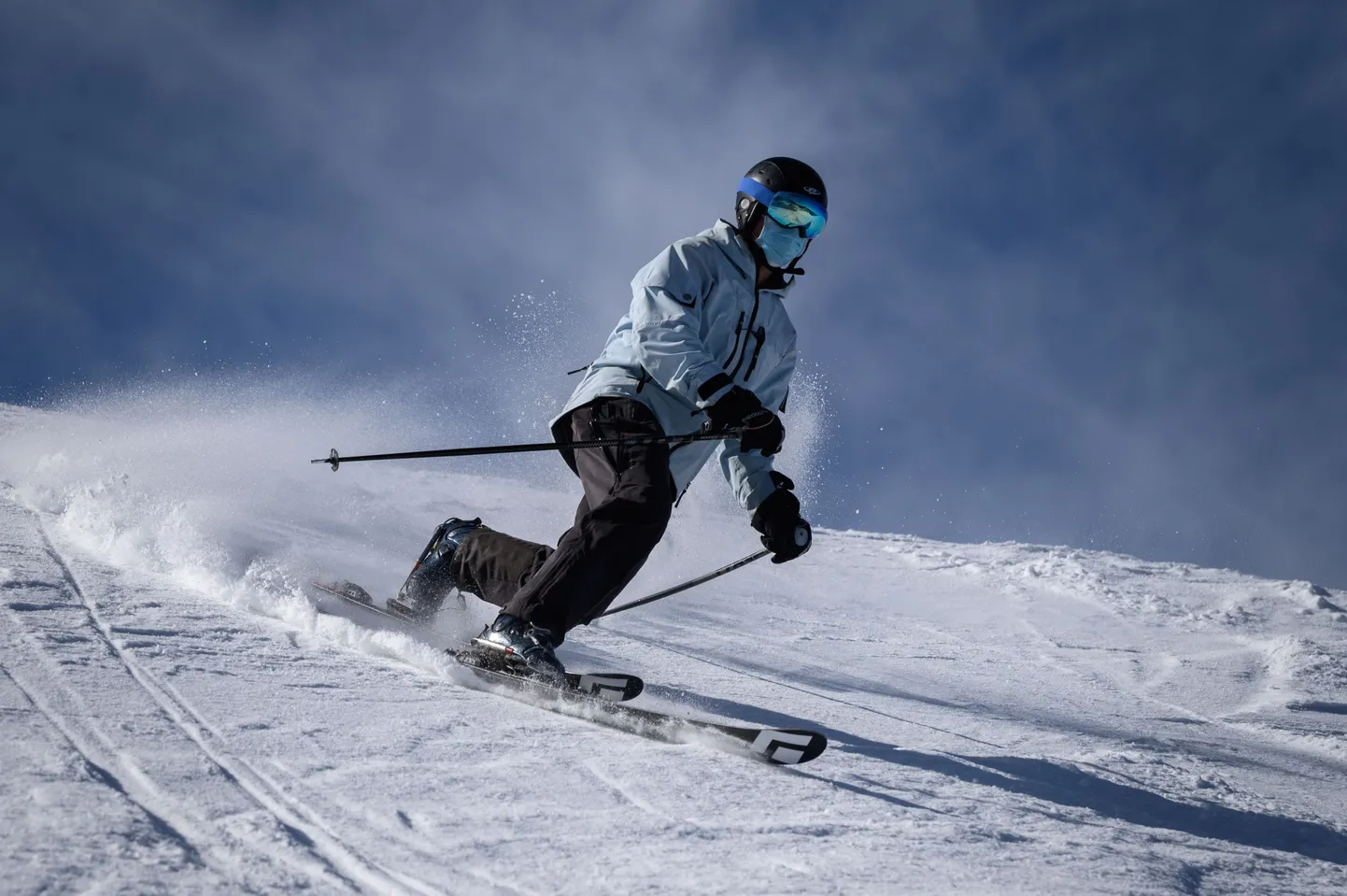 Kaitsemaskis suusataja Verbier'i kuurordis Šveitsis.