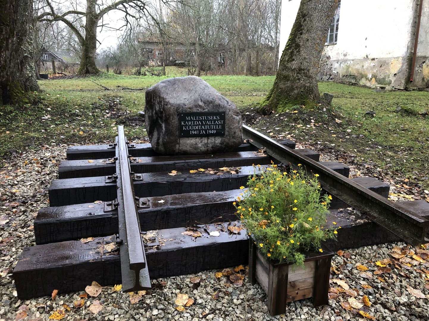 Kümme aastat tagasi valminud küüditatute mälestuspaik Öötlas läbis kohalike meeste eestvõtteö värskenduskuuri.