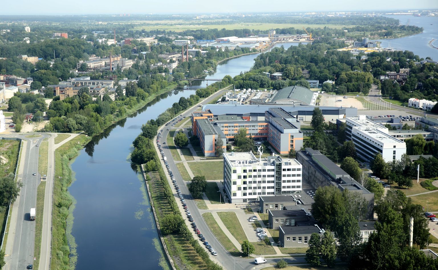 Rīgas Tehniskās universitātes Ķīpsalas studentu pilsētiņa un Zunda kanāls.