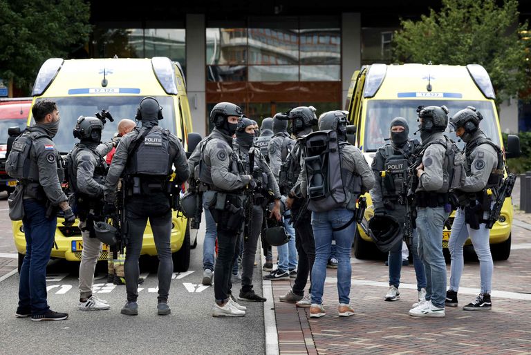 Politsei eriüksuslased sündmuspaigal Rotterdamis.