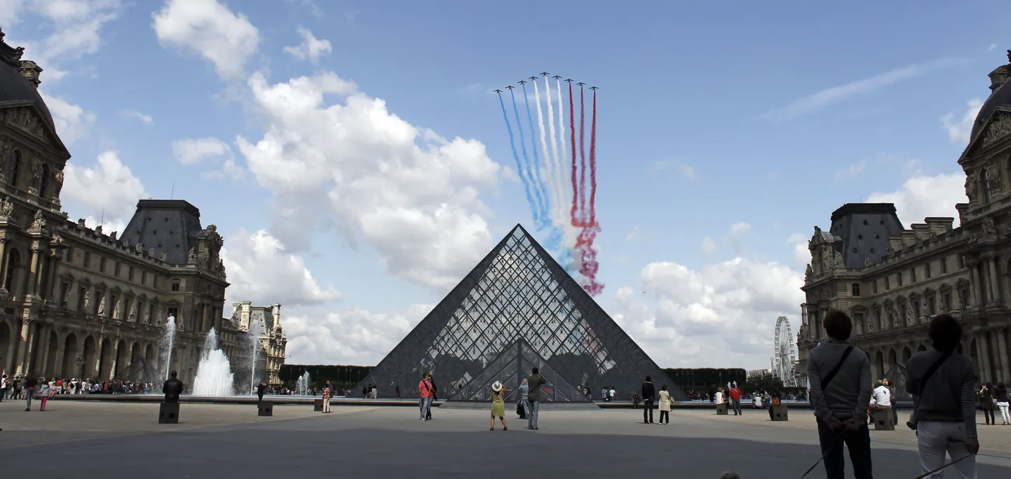 Louvre´i muuseum oli maailmas möödunud aastal kõige külastatavam. Fotol muusuemi kuulus klaaspüramiid