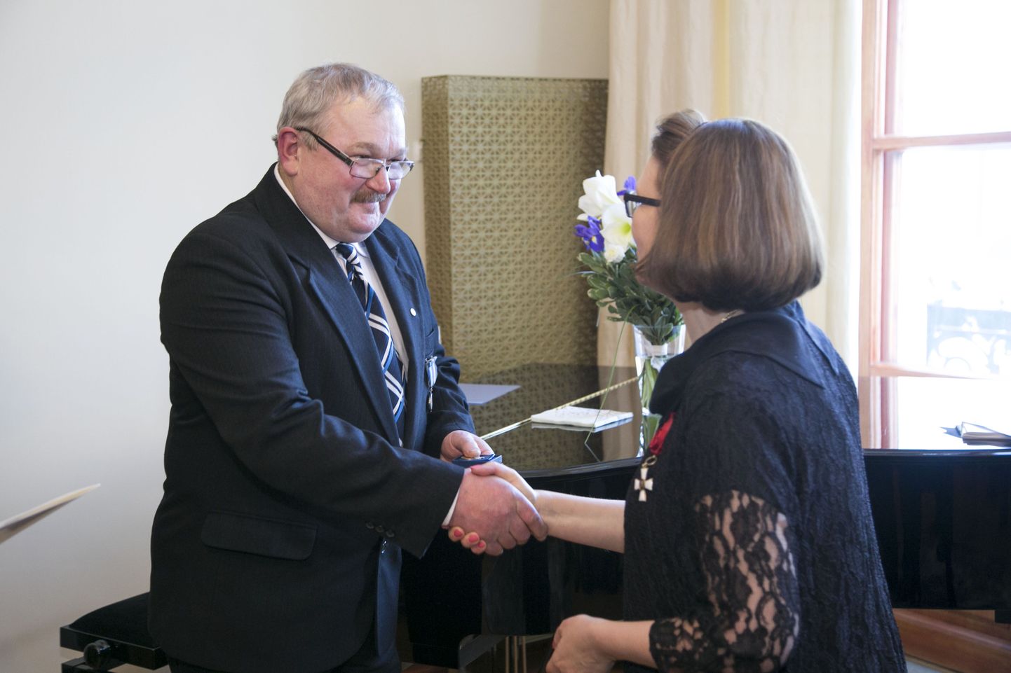 Soome suursaadik Kirsti Narinen (paremal) annab Peeter Kivimäle Soome riigi aumärki.