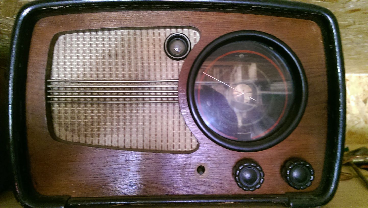 Raadio Vef Super M-557. Valmistama hakati neid raadioid neljakümnendatel aastatel. Selle konkreetse aparaadi väljalaskeaastat ei tea, aga häält teeb see siiani. Mäletan lapsepõlvest, kui isa töökabinetis see pill mängis.
