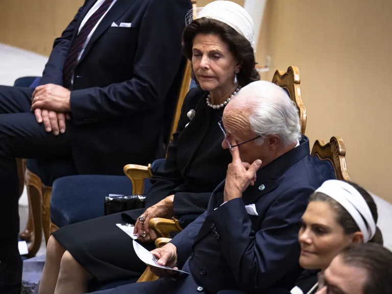 Rootsi kroonprintsess Victoria ja kuninganna Silvia jäid parlamendi avaistungil tukkuma. Vasakult: kuninganna Silvia, kuningas Carl XVI Gustaf, kroonprintsess Victoria ja prints Daniel
