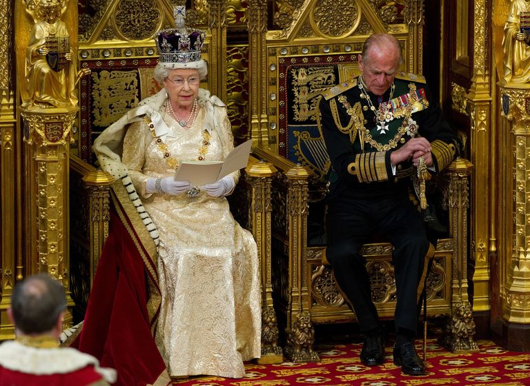 Briti kuninganna Elizabeth II 25. mail 2010 Briti parlamendi lordidekojas kõne pidamas, ta kõrval istub abikaasa, prints Philip