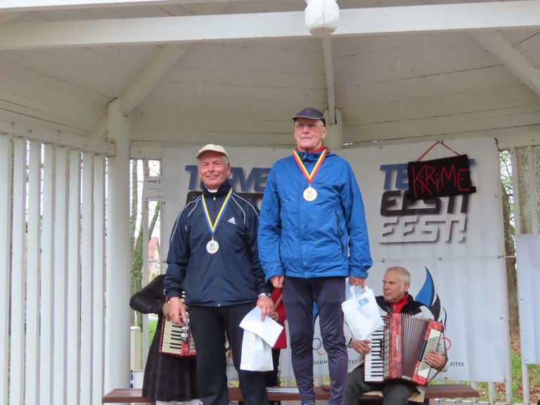 Pargijooksu vanimad osavõtjad, M70+ vanuseklassi võitja Ilmar Tagel (paremal, s 1942) ja teise koha võitja Juhan Riit (s 1947).