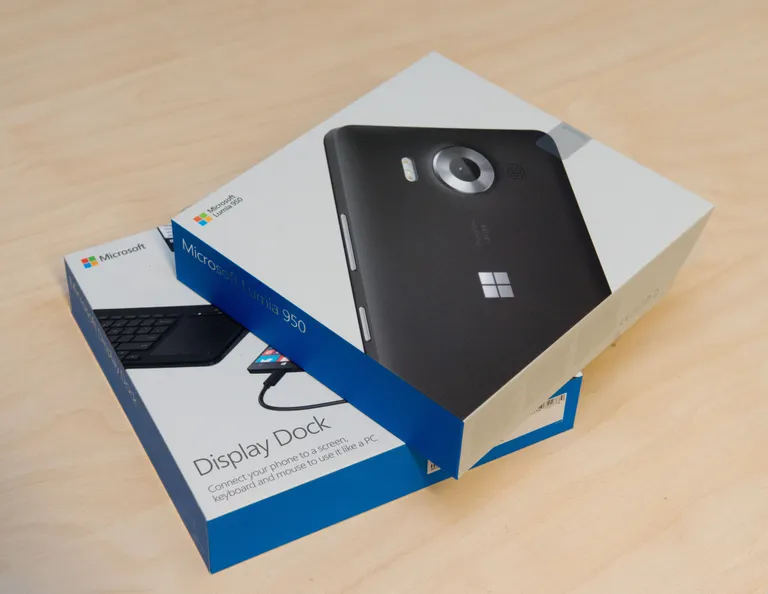 Lumia 950 ja sellega tasuta kaasa antav Display Dock (Foto: Mihkel Maripuu)