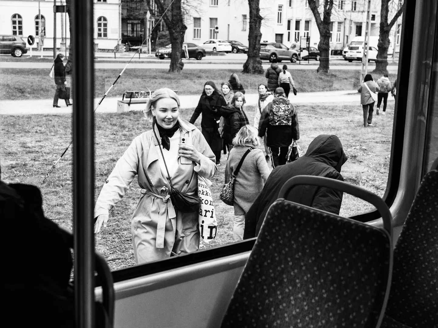 Eestlased elavad kiiret elu. Airi Leoni mustvalge tabamus ühistranspordile tõttavatest inimestest.