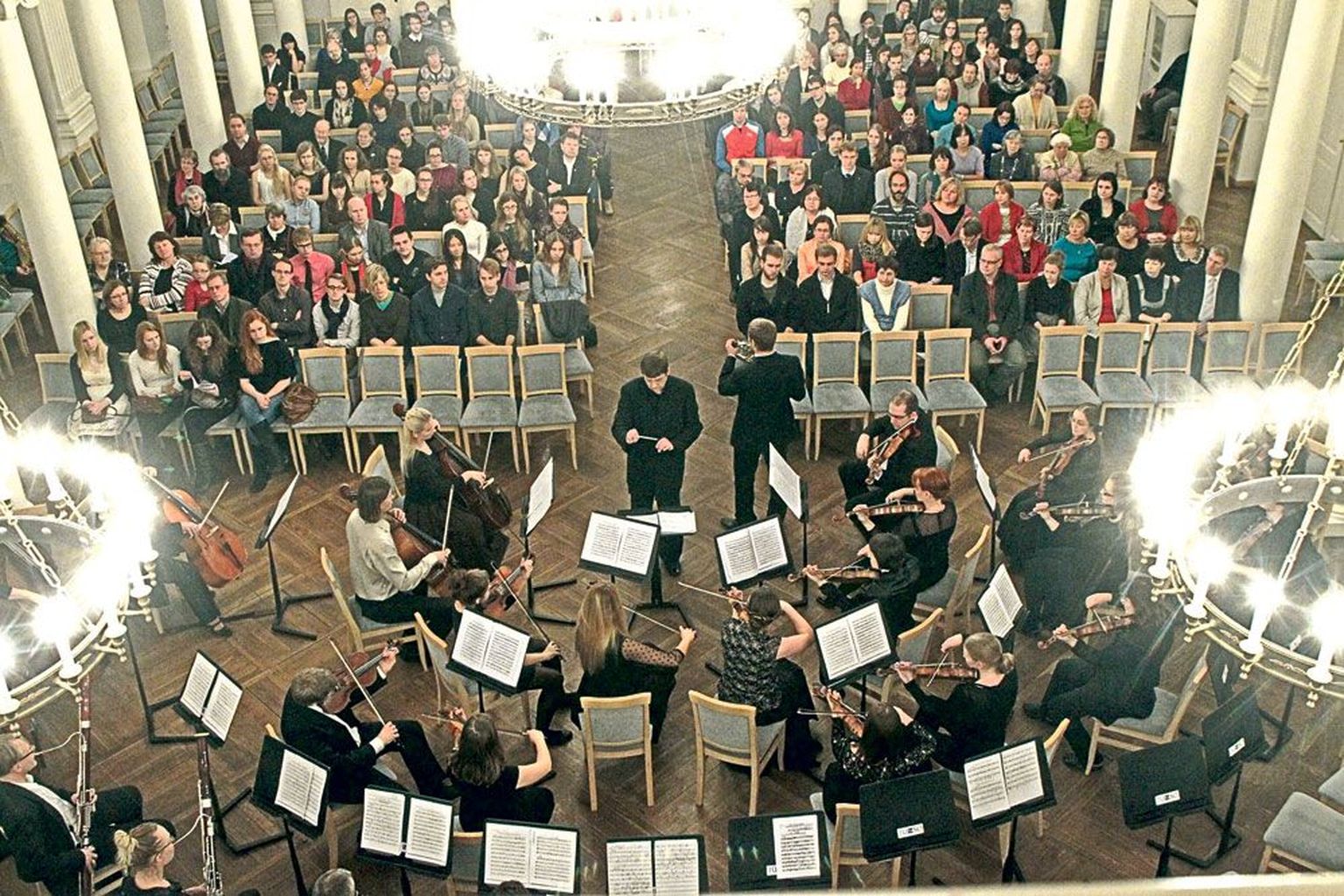 Ülikooli aulas kõlanud kontserdist «Musica sacra» oli tulnud osa saama peaaegu täissaal publikut.