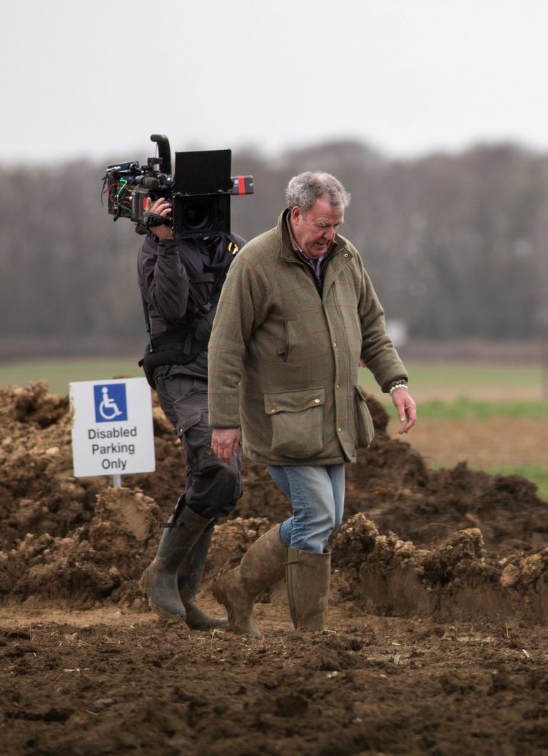 Jeremy Clarkson müttamas oma Diddly Squat talu maadel