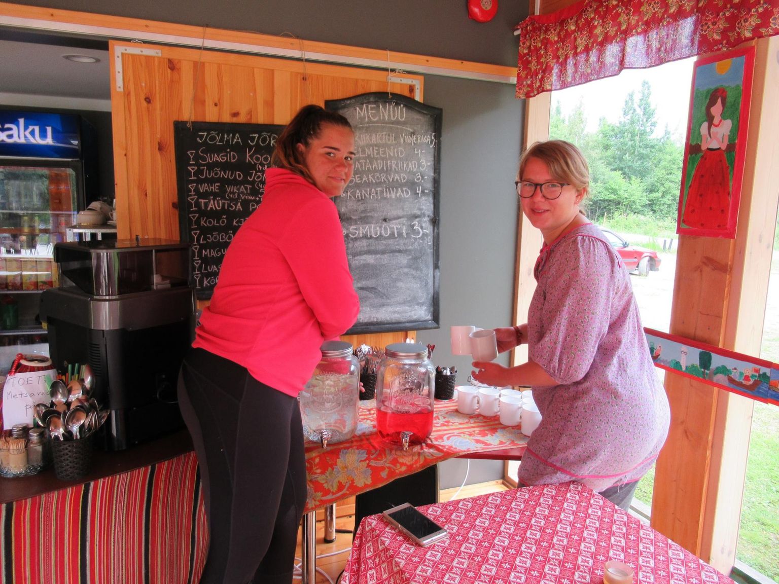 Kihnu noored toimetavad sel suvel Metsamaa pärimustalu kohvikus, tasse sätivad korda Kärolin Lamend (vasakul) ja Anna Maria ­Lember.