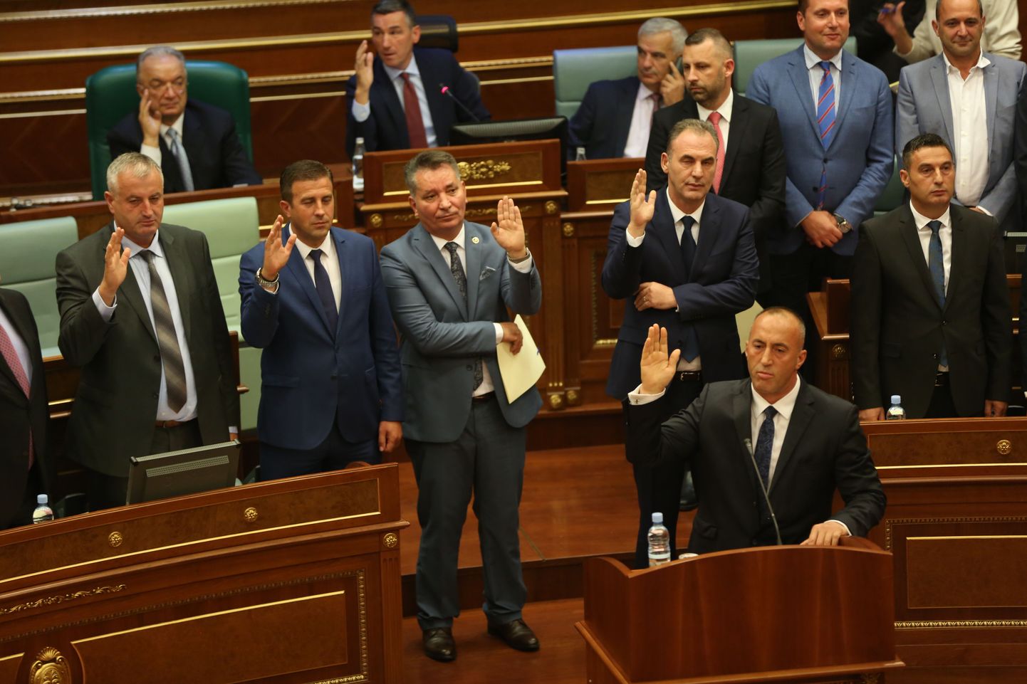 Ramush Haradinaj annab Kosovo uue peaministrina ametivande.