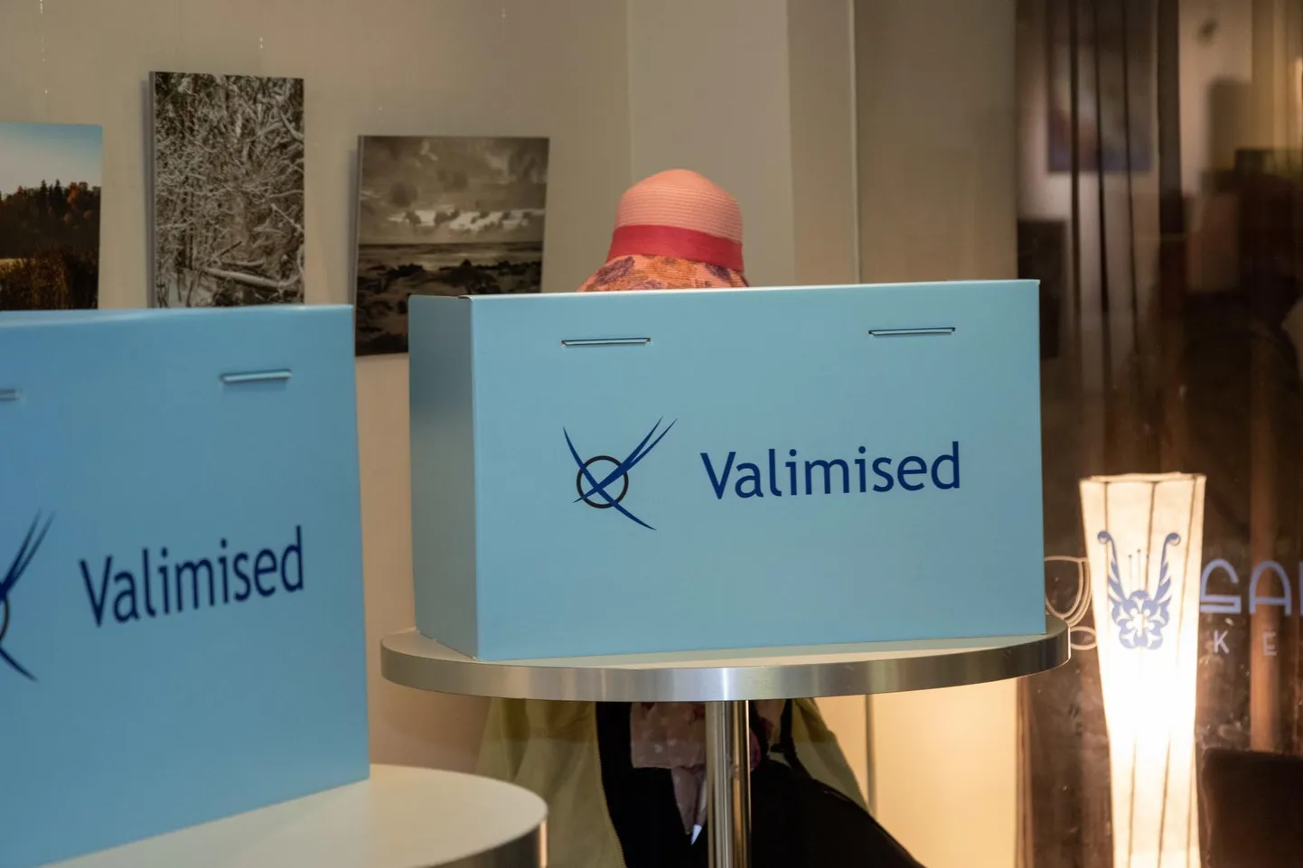 Kolmapäeva keskpäeval avati Sakala keskuses maakonna valimispunkt. Esmaspäevani on see Viljandimaal ainus koht, kus inimesed sedelitega eelhääletada saavad.